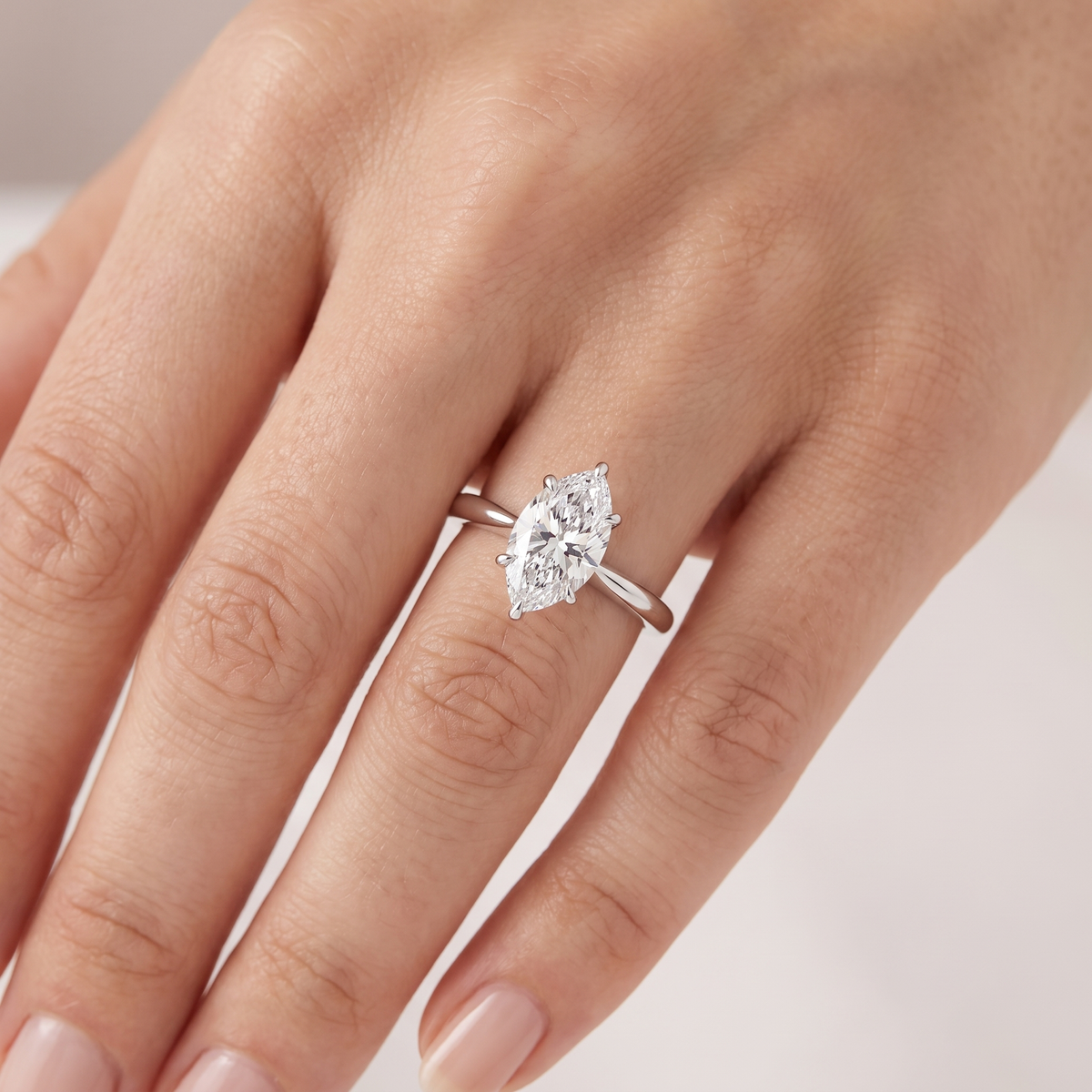 _lifestyle_image@SKU:R5314-NADM01000004W #metal_14k-white-gold+origin_lab-grown+quality_ef-vs2+