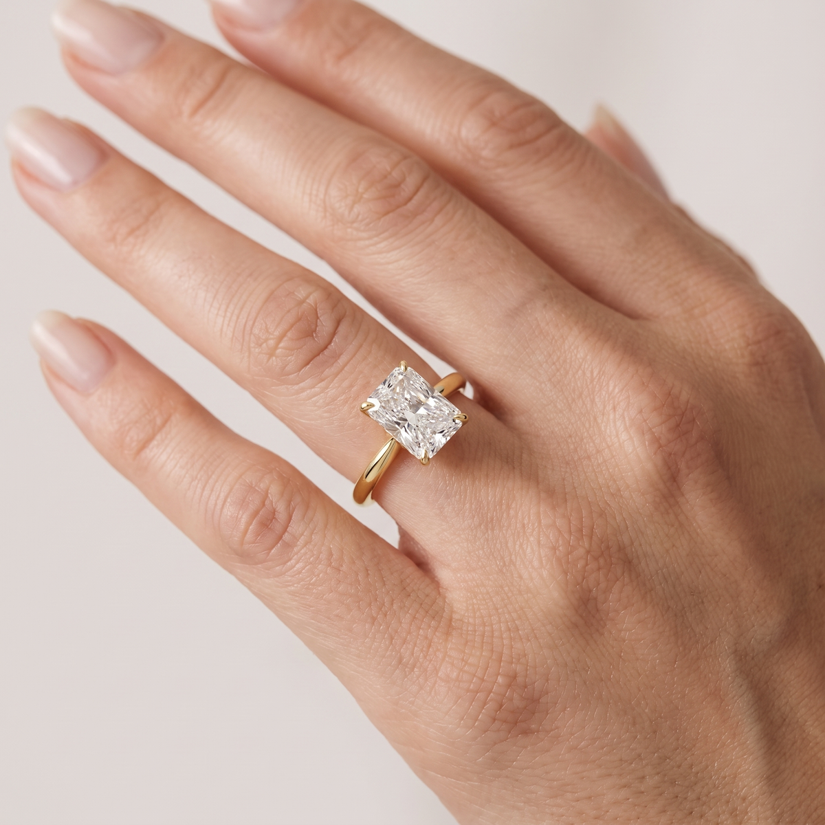 _lifestyle_image@SKU:R5314-NADT01000004Y #metal_14k-yellow-gold+origin_lab-grown+quality_ef-vs2+