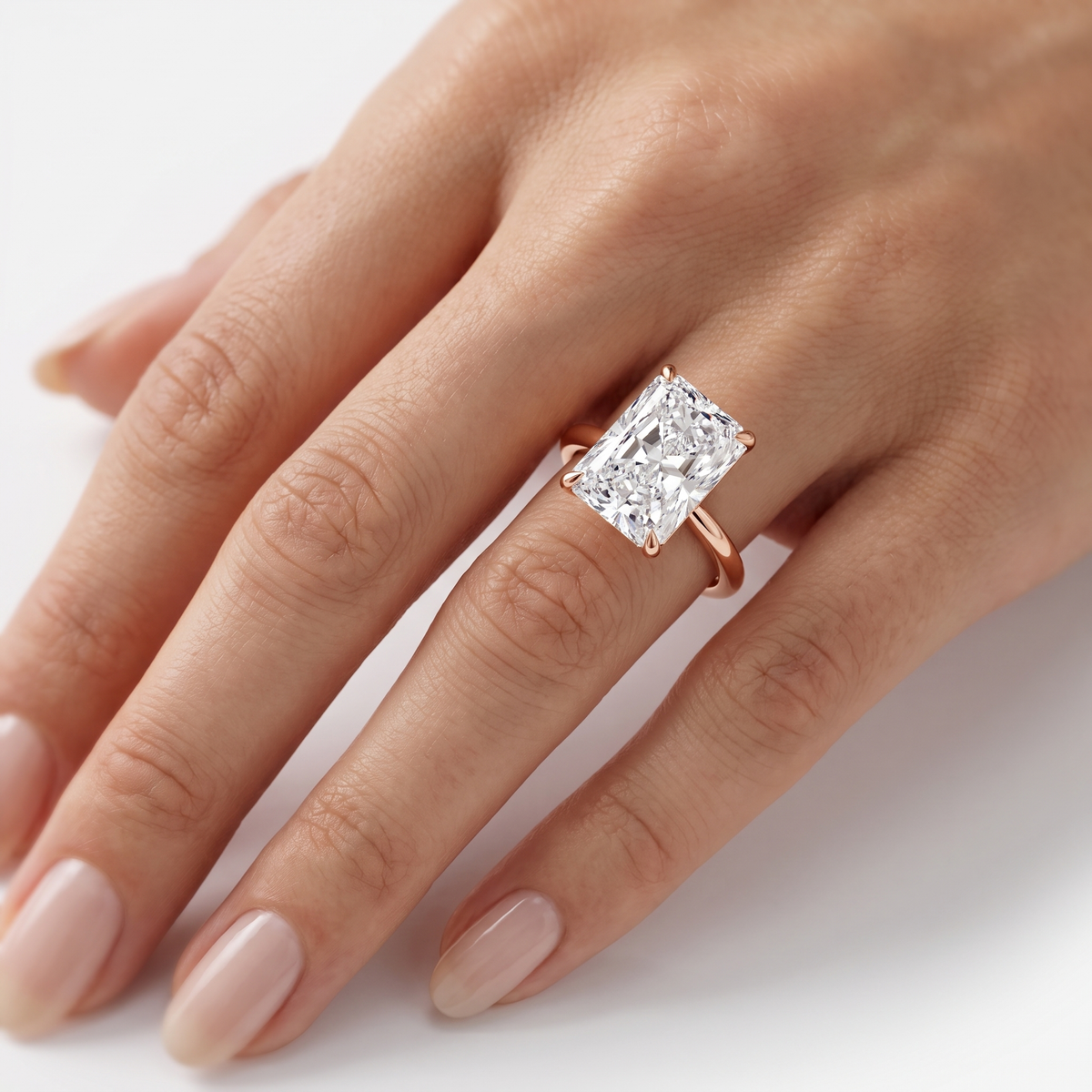 _lifestyle_image@SKU:R5314-LADT04000004P #metal_10k-rose-gold+origin_lab-grown+quality_g-si