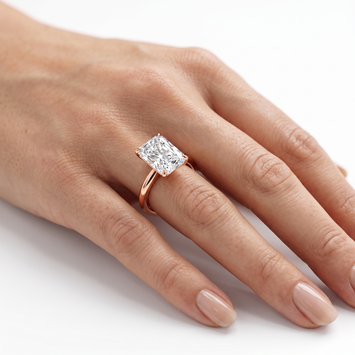 _lifestyle_image@SKU:R5314-LADT03000004P #metal_10k-rose-gold+origin_lab-grown+quality_g-si