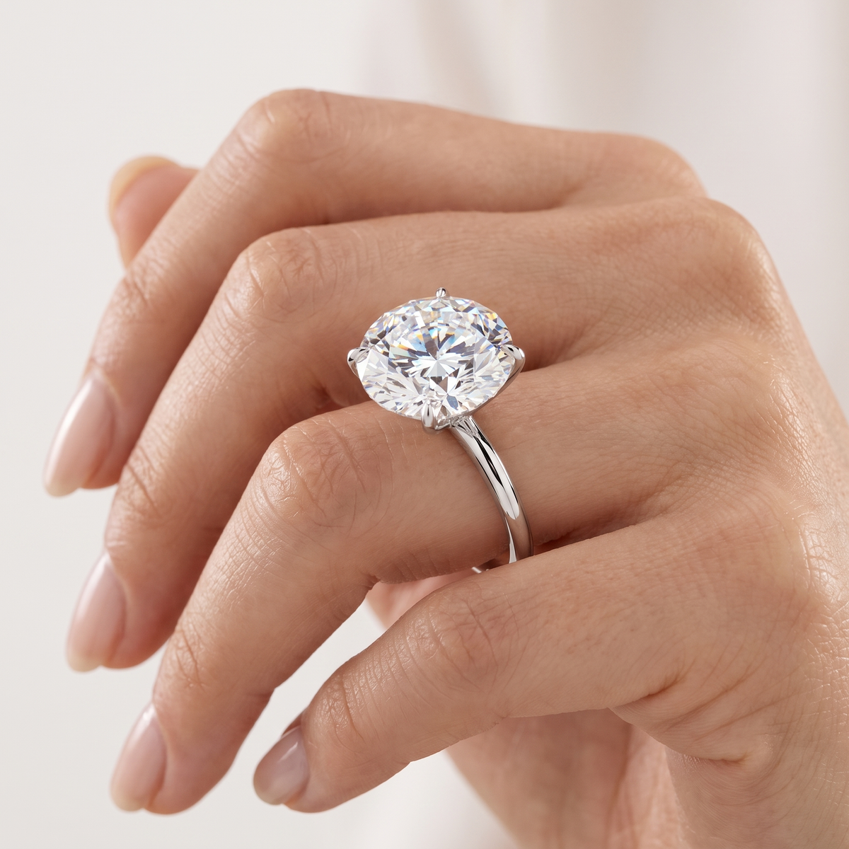 _lifestyle_image@SKU:R5314-LADR04000004W #metal_10k-white-gold+origin_lab-grown+quality_g-si