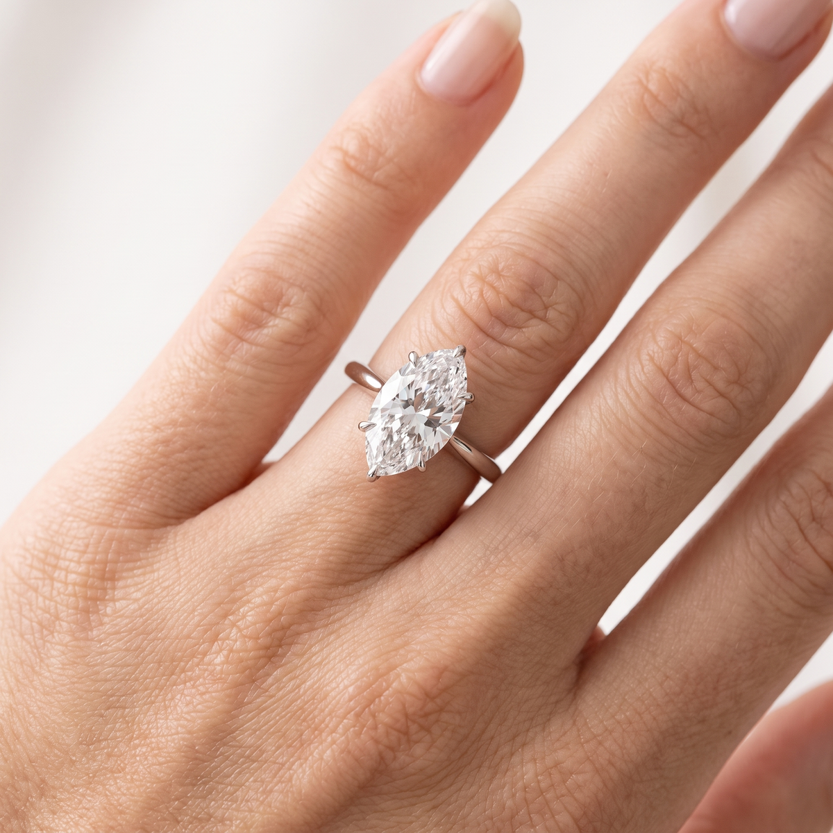 _lifestyle_image@SKU:R5314-NADM02000004W #metal_14k-white-gold+origin_lab-grown+quality_ef-vs2+