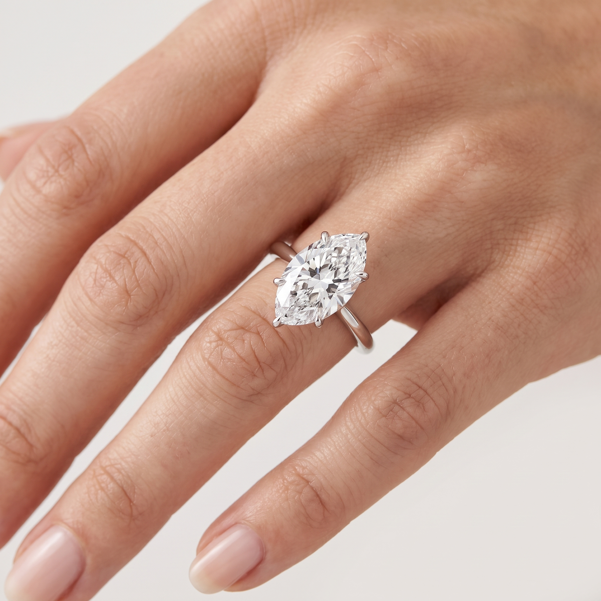 _lifestyle_image@SKU:R5314-NADM04000004W #metal_14k-white-gold+origin_lab-grown+quality_ef-vs2+