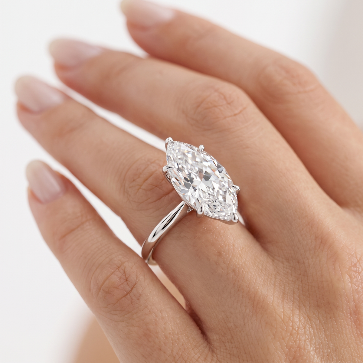 _lifestyle_image@SKU:R5314-NADM03000004W #metal_14k-white-gold+origin_lab-grown+quality_ef-vs2+