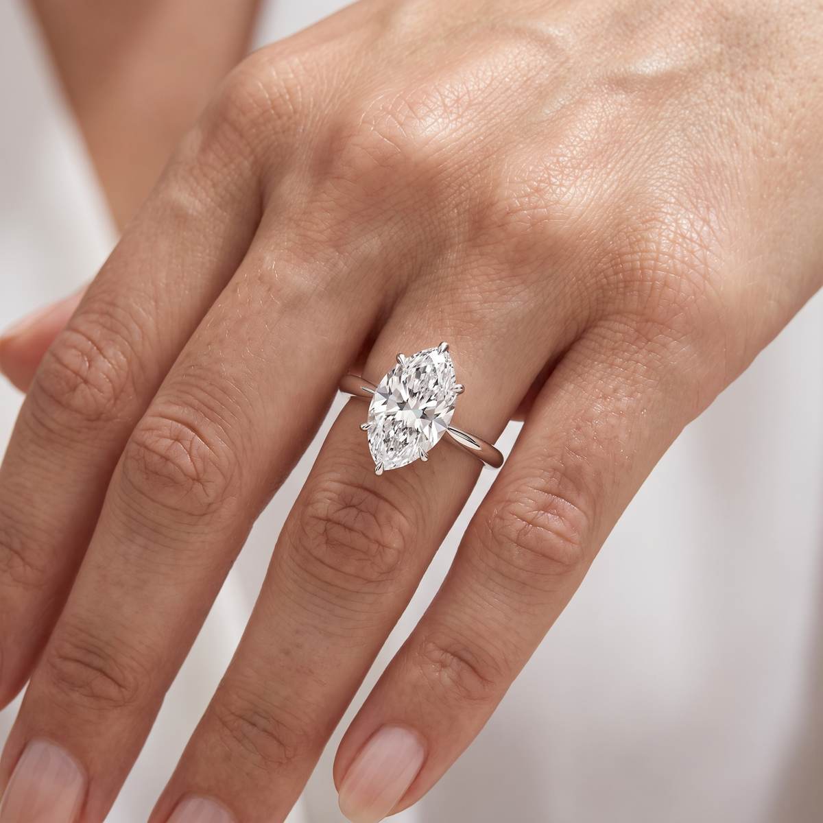 _lifestyle_image@SKU:R5314-LADM02000004W #metal_10k-white-gold+origin_lab-grown+quality_g-si