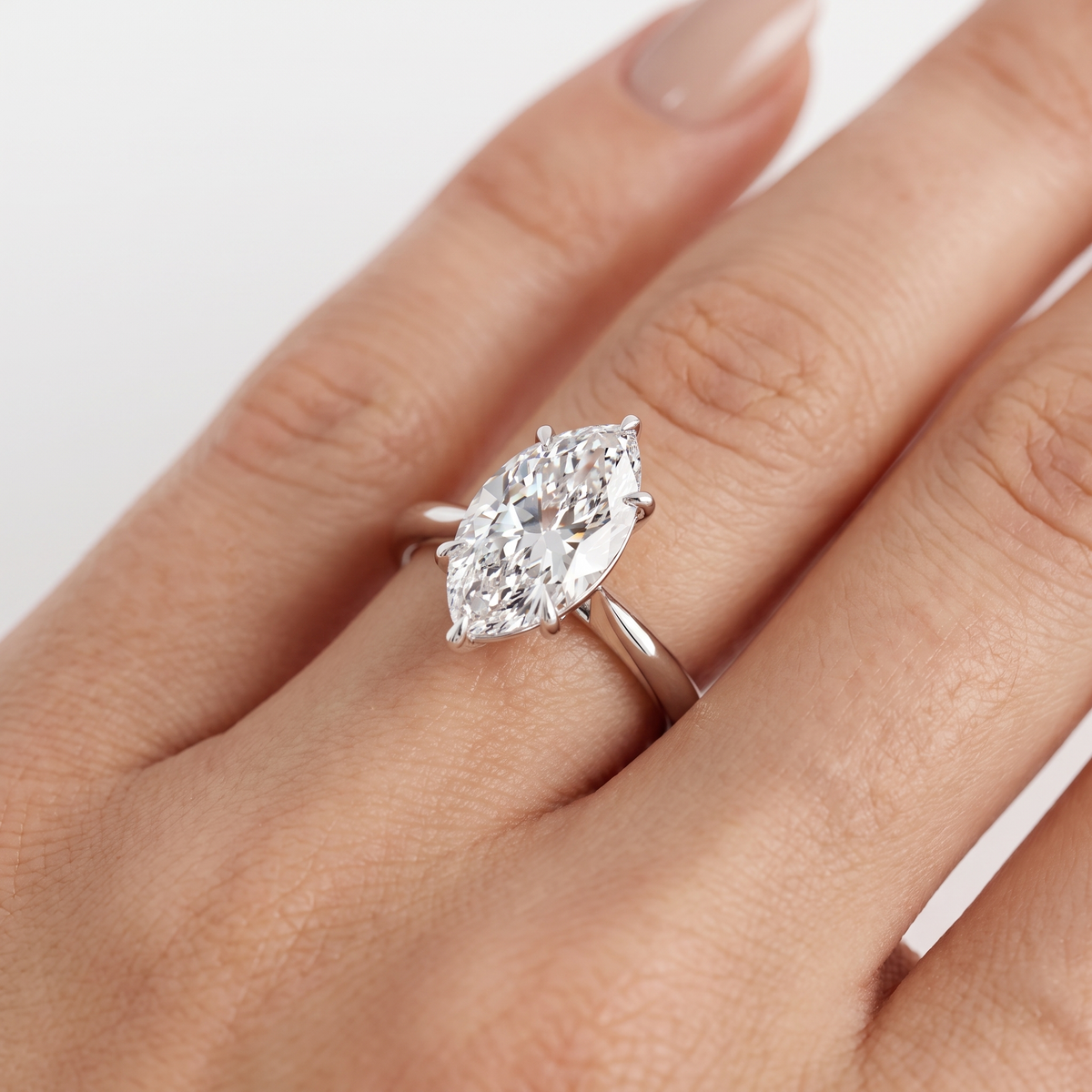 _lifestyle_image@SKU:R5314-LADM04000004W #metal_10k-white-gold+origin_lab-grown+quality_g-si