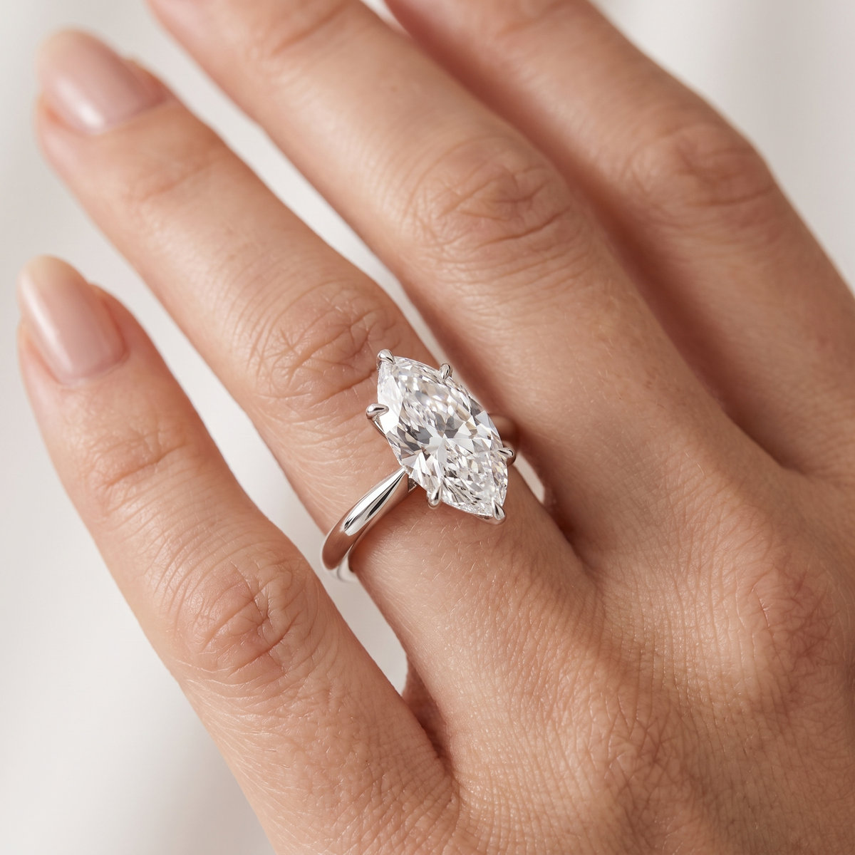 _lifestyle_image@SKU:R5314-NADM0300000PL #metal_platinum+origin_lab-grown+quality_ef-vs2+