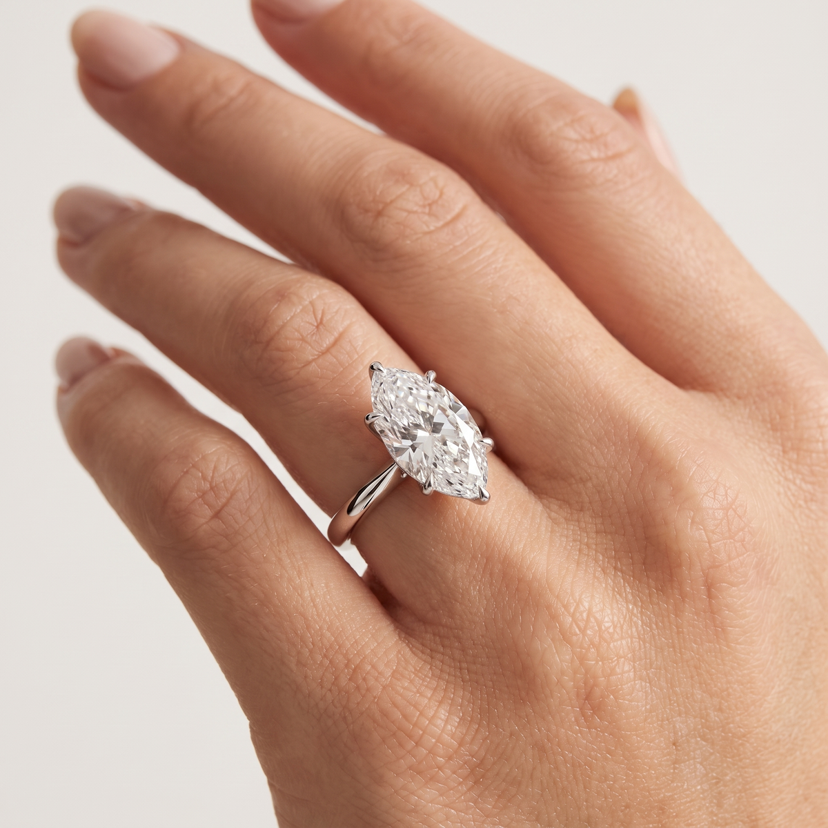 _lifestyle_image@SKU:R5314-LADM03000004W #metal_10k-white-gold+origin_lab-grown+quality_g-si