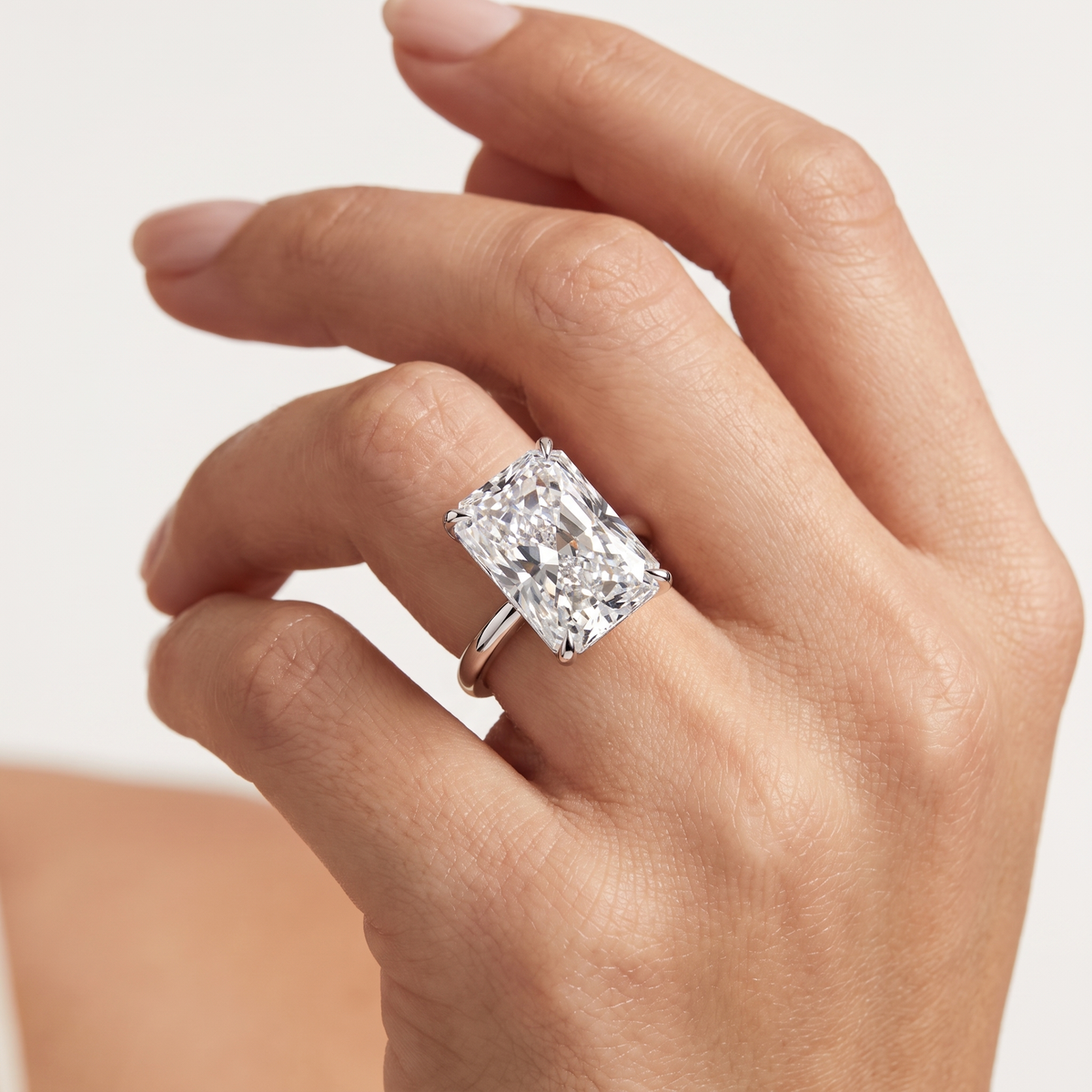 _lifestyle_image@SKU:R5314-NADT04000004W #metal_14k-white-gold+origin_lab-grown+quality_ef-vs2+