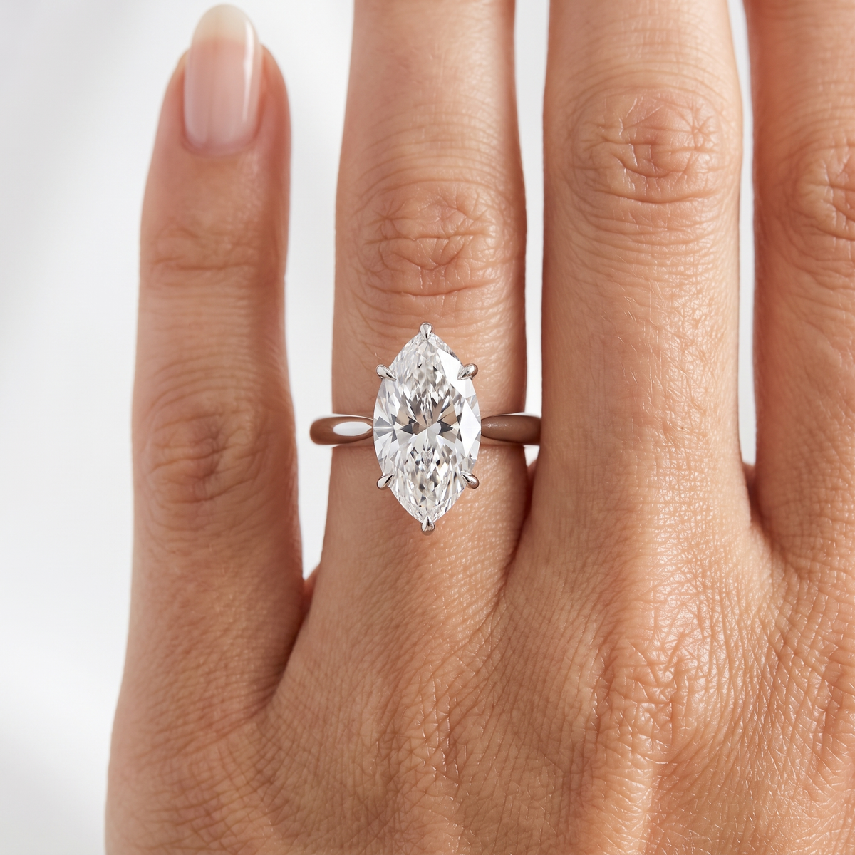 _lifestyle_image@SKU:R5314-NADM0400000PL #metal_platinum+origin_lab-grown+quality_ef-vs2+