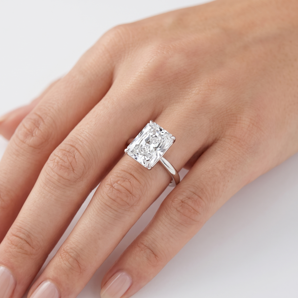 _lifestyle_image@SKU:R5314-LADT03000004W #metal_10k-white-gold+origin_lab-grown+quality_g-si