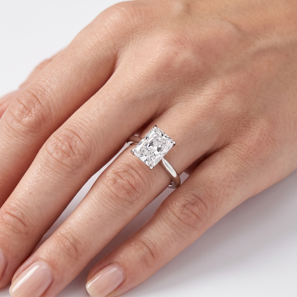 _lifestyle_image@SKU:R5314-LADT02000004W #metal_10k-white-gold+origin_lab-grown+quality_g-si