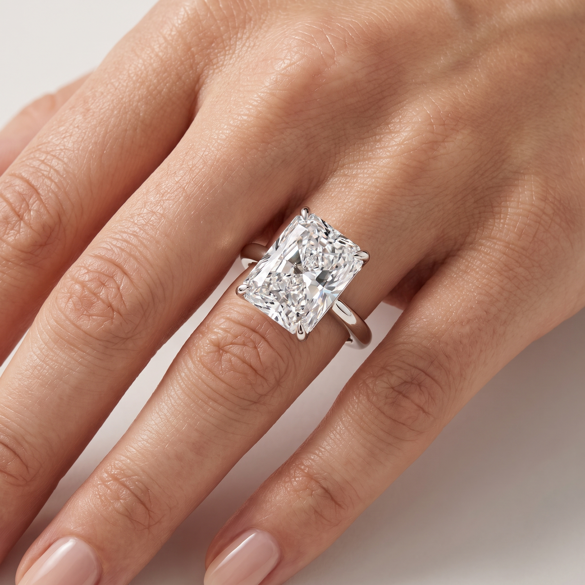 _lifestyle_image@SKU:R5314-NADT0400000PL #metal_platinum+origin_lab-grown+quality_ef-vs2+