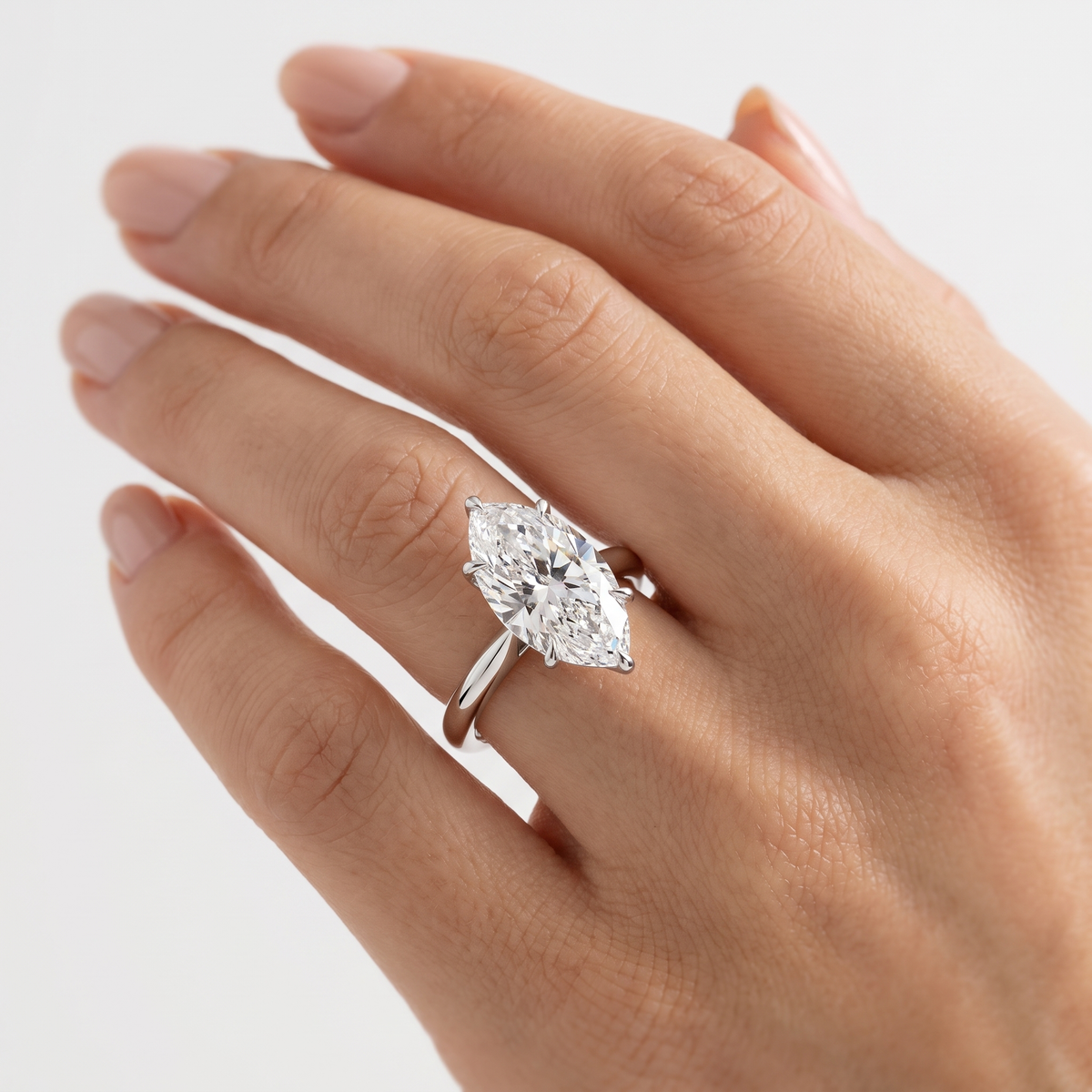 _lifestyle_image@SKU:R5314-NADM0200000PL #metal_platinum+origin_lab-grown+quality_ef-vs2+
