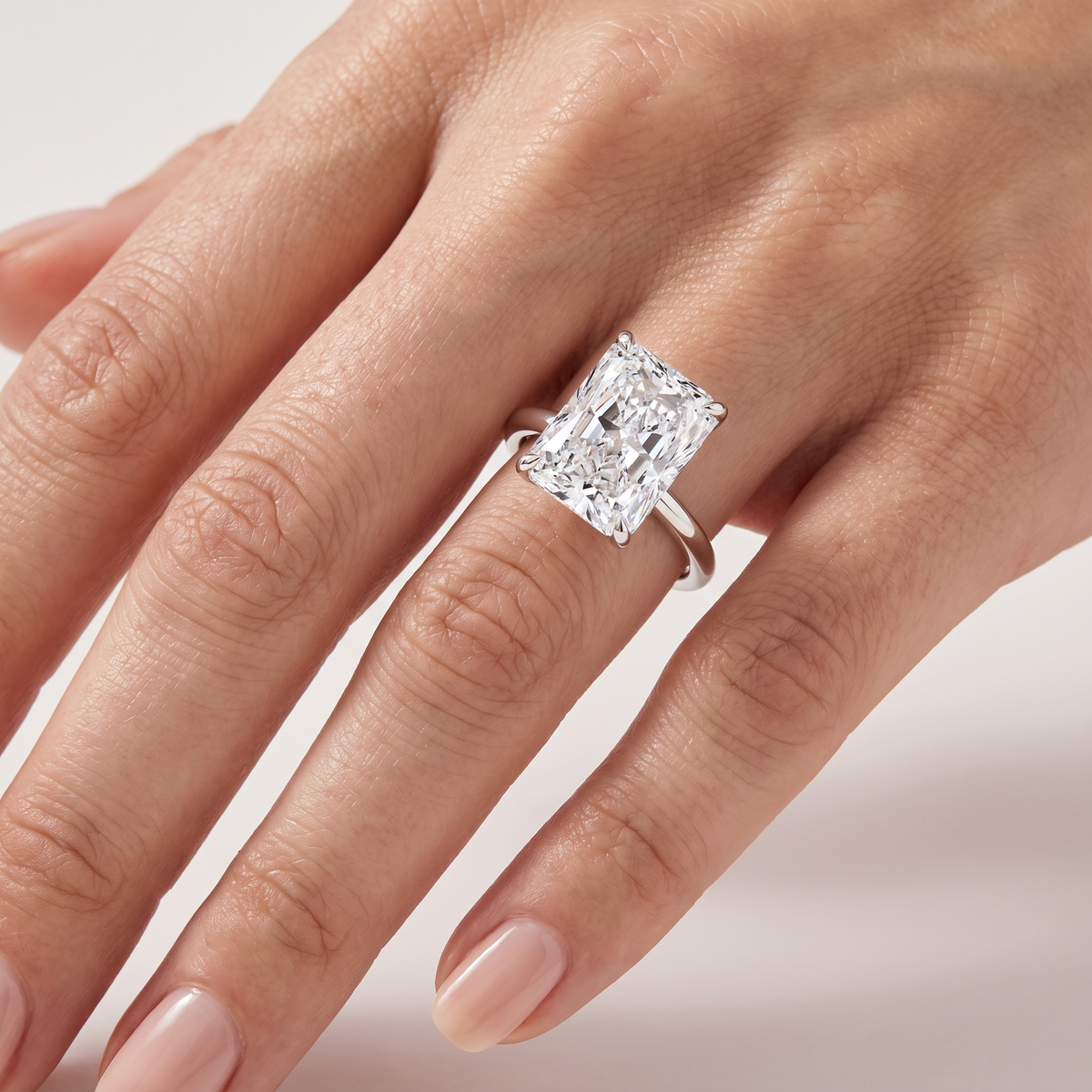 _lifestyle_image@SKU:R5314-LADT04000004W #metal_10k-white-gold+origin_lab-grown+quality_g-si