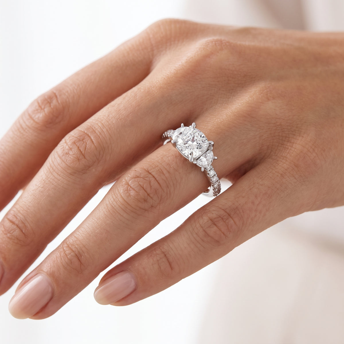 _lifestyle_image@SKU:R6001-LADC01000004W #metal_10k-white-gold+origin_lab-grown+diamond-quality_g-si+