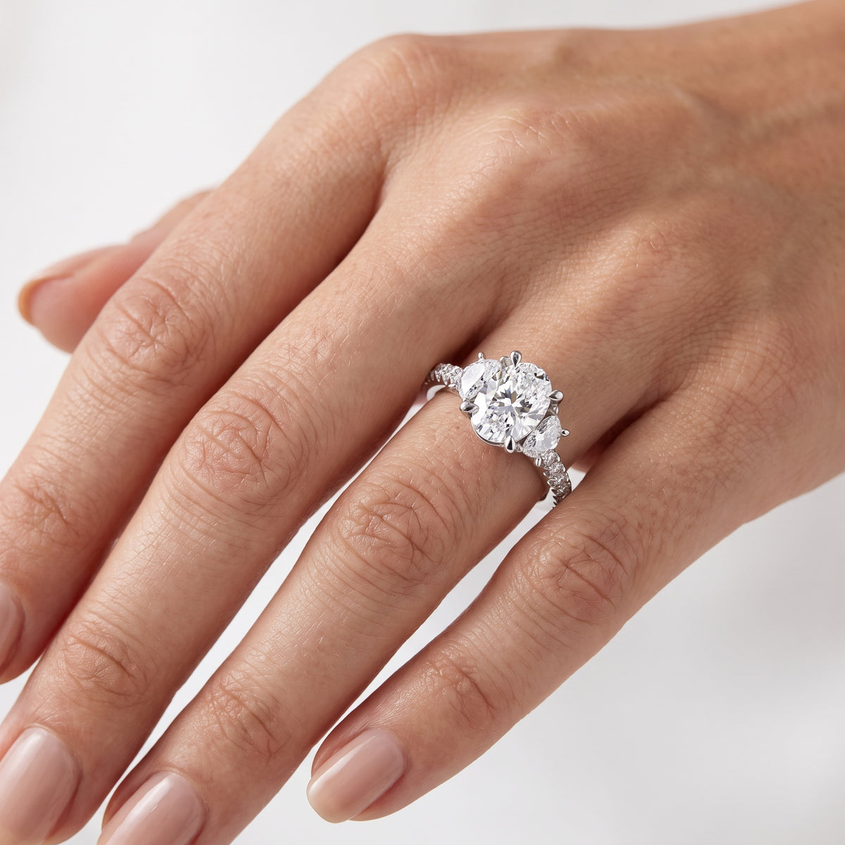 _lifestyle_image@SKU:R6001-LADO01000004W #metal_10k-white-gold+origin_lab-grown+diamond-quality_g-si+