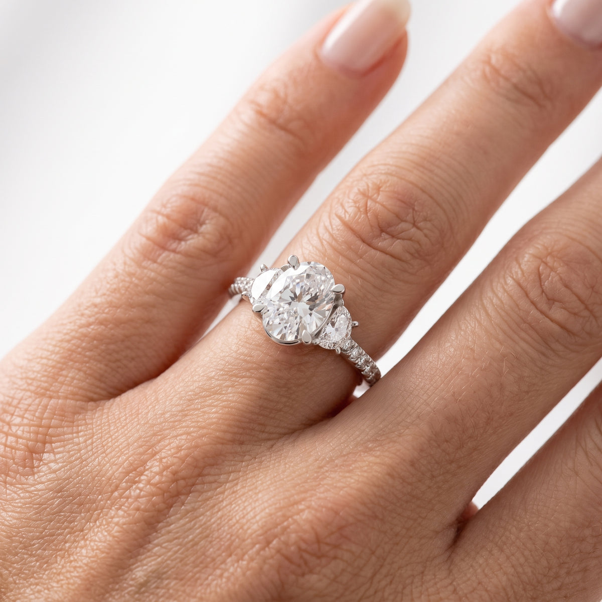 _lifestyle_image@SKU:R6001-LADO02000004W #metal_10k-white-gold+origin_lab-grown+diamond-quality_g-si+