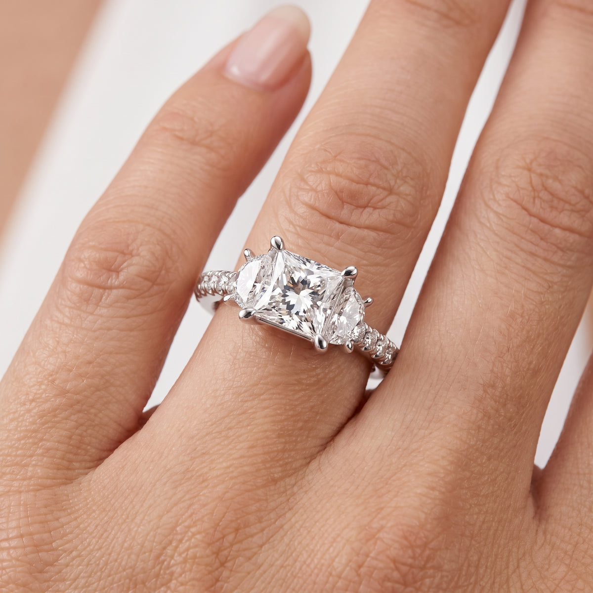 _lifestyle_image@SKU:R6001-LADP01000004W #metal_10k-white-gold+origin_lab-grown+diamond-quality_g-si+