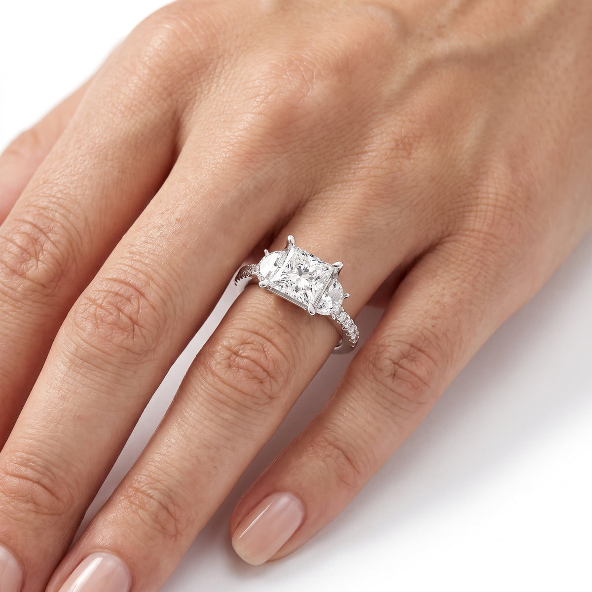 _lifestyle_image@SKU:R6001-LADP02000004W #metal_10k-white-gold+origin_lab-grown+diamond-quality_g-si+