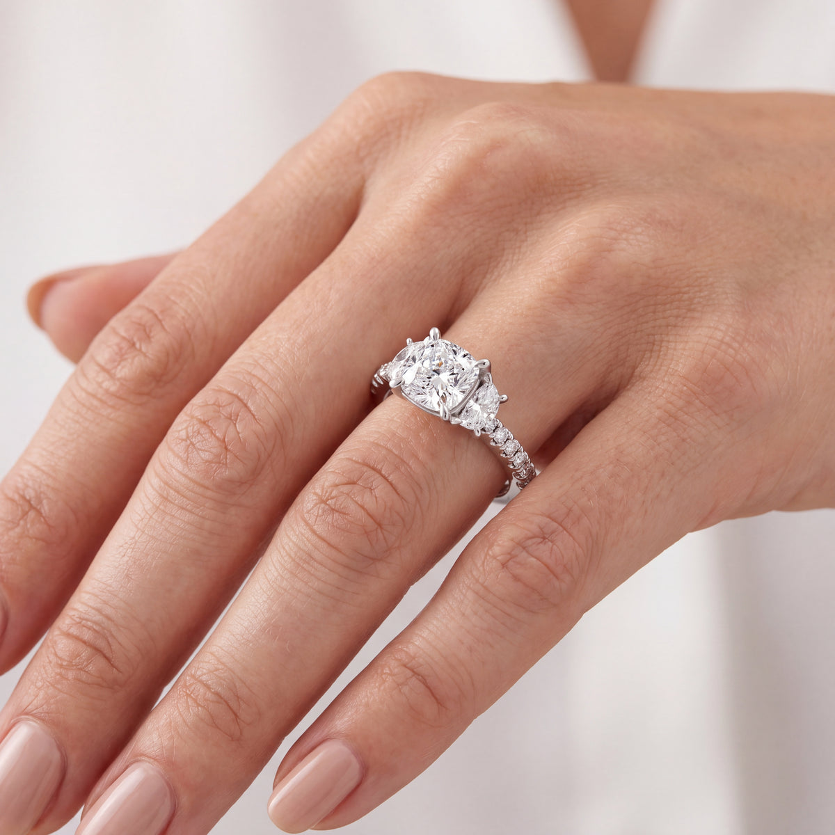 _lifestyle_image@SKU:R6001-NADC01000004W #metal_14k-white-gold+origin_lab-grown+diamond-quality_ef-vs2++