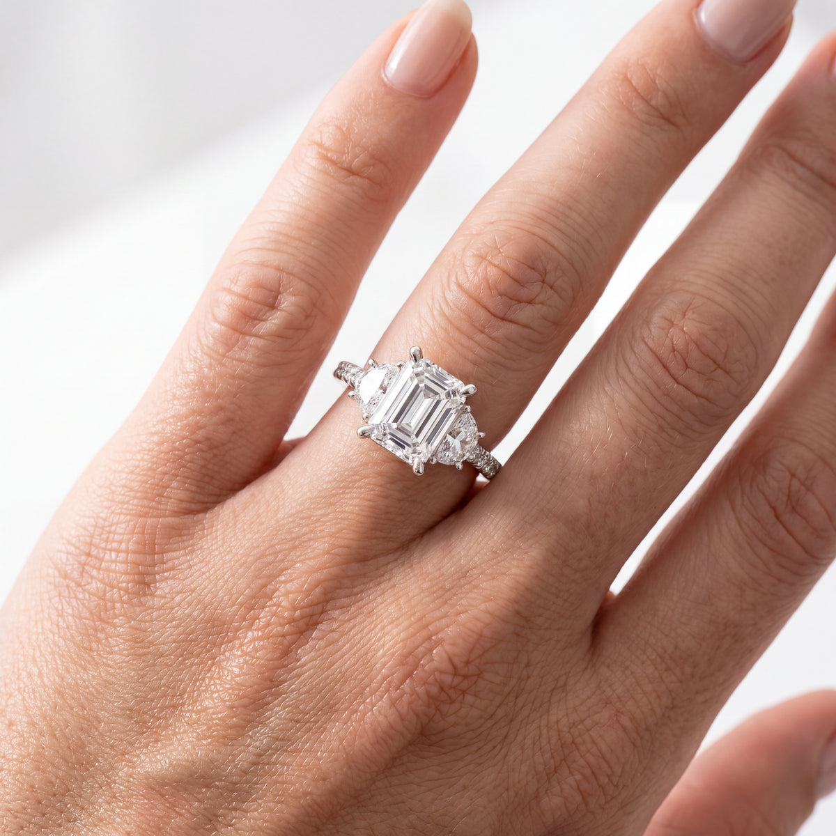 _lifestyle_image@SKU:R6001-NADE02000004W #metal_14k-white-gold+origin_lab-grown+diamond-quality_ef-vs2++