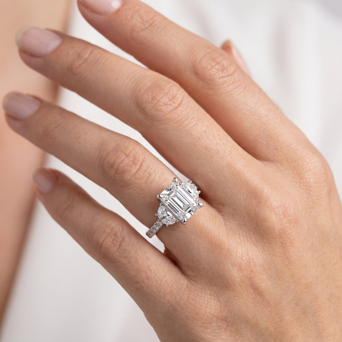_lifestyle_image@SKU:R6001-NADE0200000PL #metal_platinum+origin_lab-grown+diamond-quality_ef-vs2++