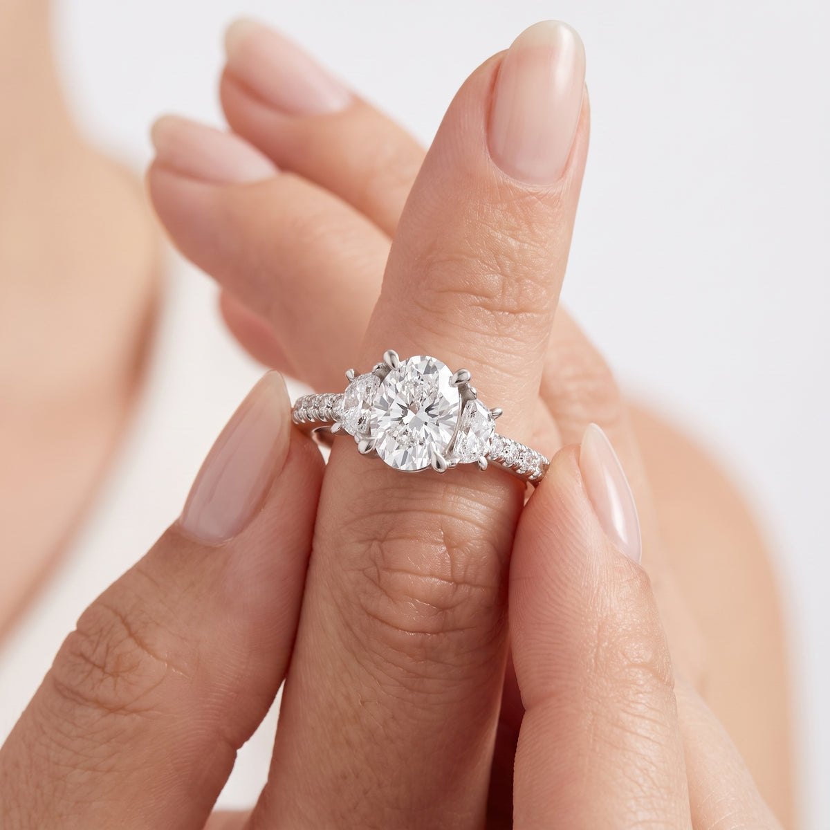 _lifestyle_image@SKU:R6001-NADO01000004W #metal_14k-white-gold+origin_lab-grown+diamond-quality_ef-vs2++