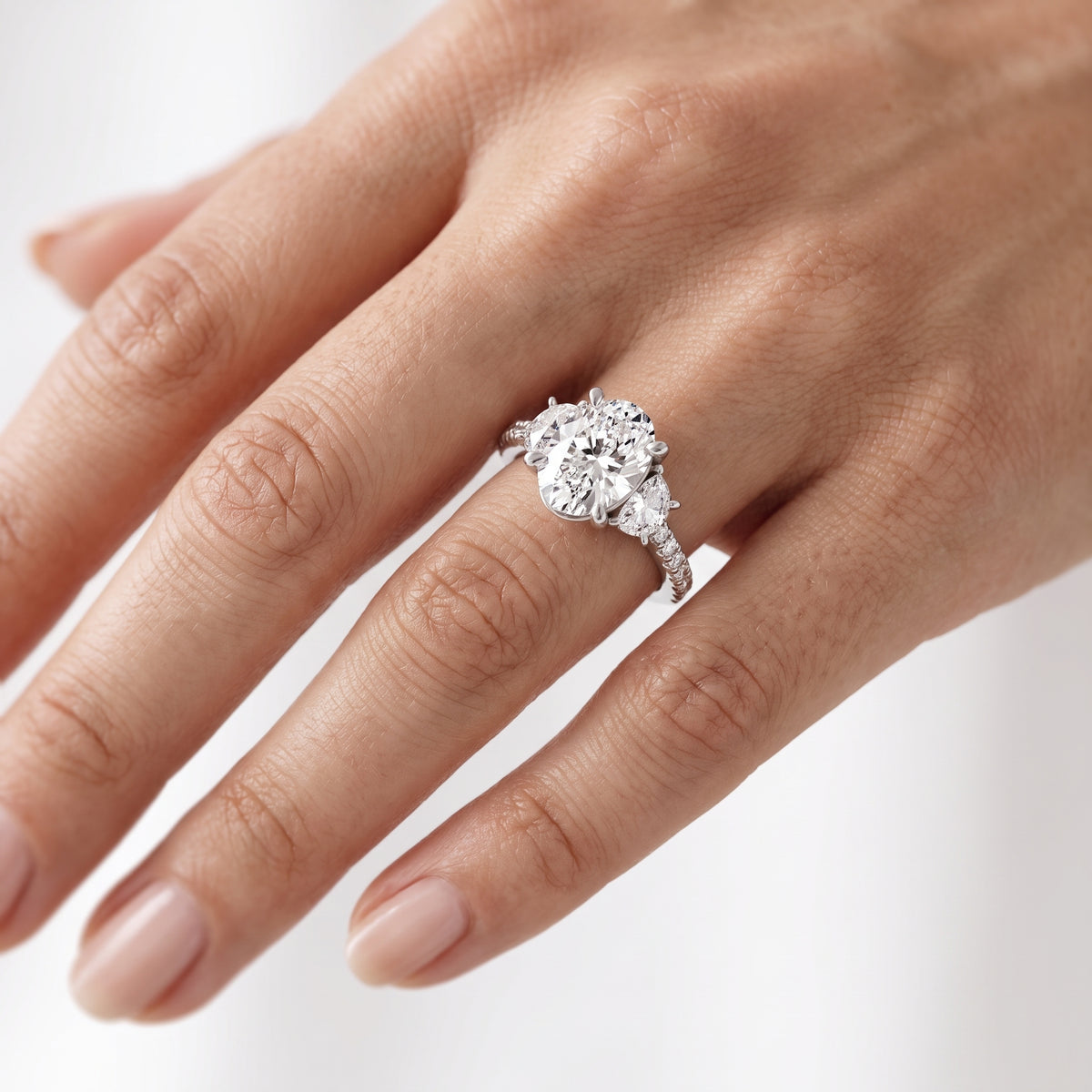 _lifestyle_image@SKU:R6001-NADO0200000PL #metal_platinum+origin_lab-grown+diamond-quality_ef-vs2++