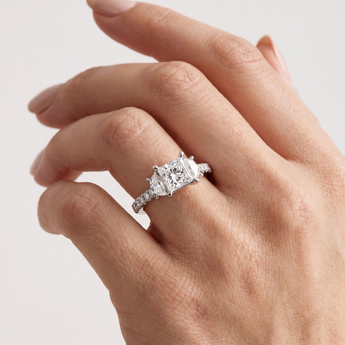 _lifestyle_image@SKU:R6001-NADP01000004W #metal_14k-white-gold+origin_lab-grown+diamond-quality_ef-vs2++