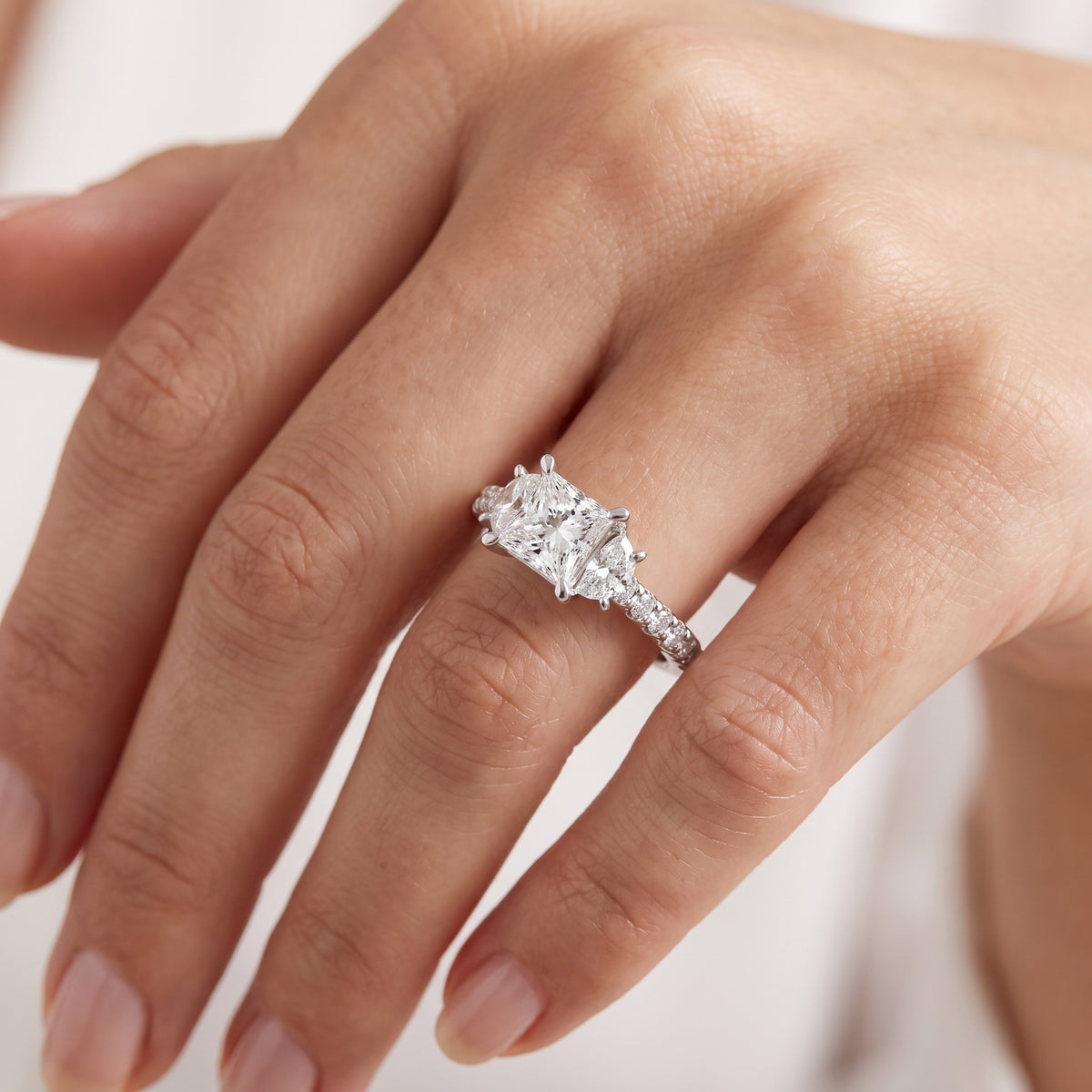 _lifestyle_image@SKU:R6001-NADP0100000PL #metal_platinum+origin_lab-grown+diamond-quality_ef-vs2++