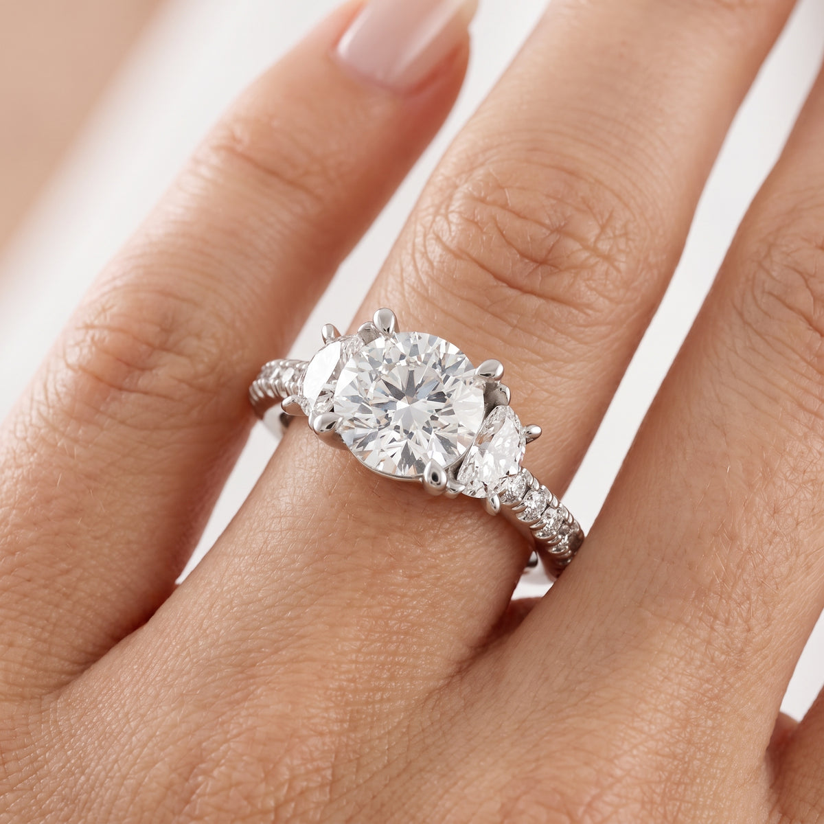 _lifestyle_image@SKU:R6001-NADR0100000PL #metal_platinum+origin_lab-grown+diamond-quality_ef-vs2++