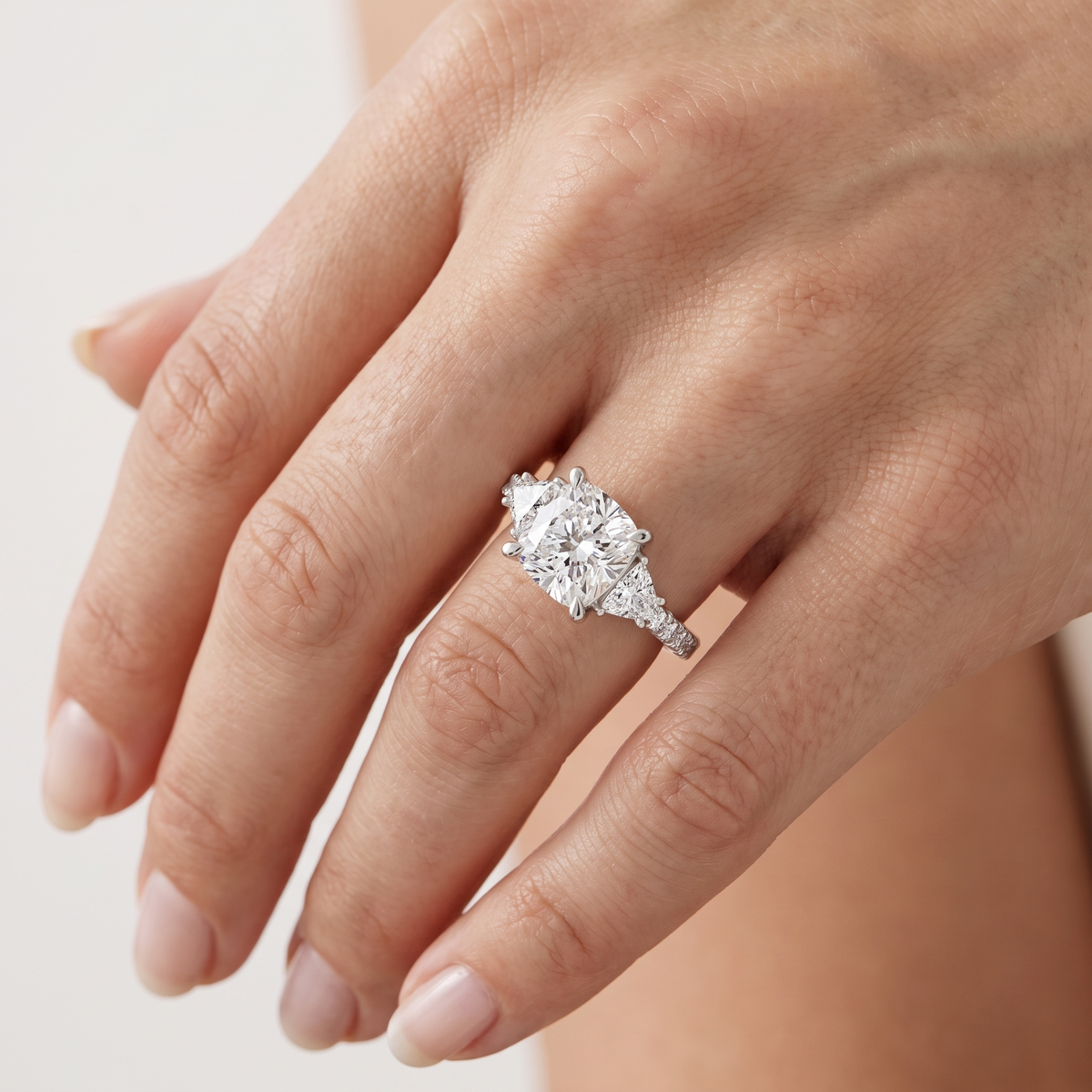 _lifestyle_image@SKU:R6002-LADC02000004W #metal_10k-white-gold+origin_lab-grown+diamond-quality_g-si+