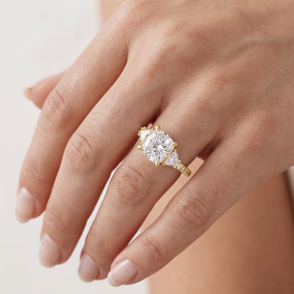 _lifestyle_image@SKU:R6002-LADC02000004Y #metal_10k-yellow-gold+origin_lab-grown+diamond-quality_g-si+