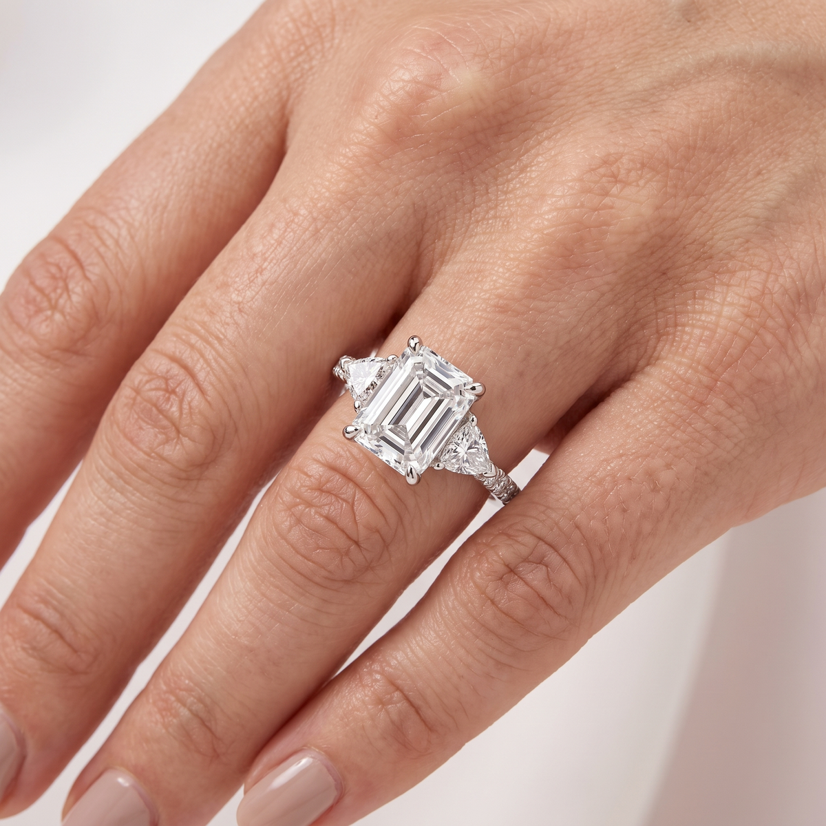 _lifestyle_image@SKU:R6002-NADE02000004W #metal_14k-white-gold+origin_lab-grown+diamond-quality_ef-vs2++