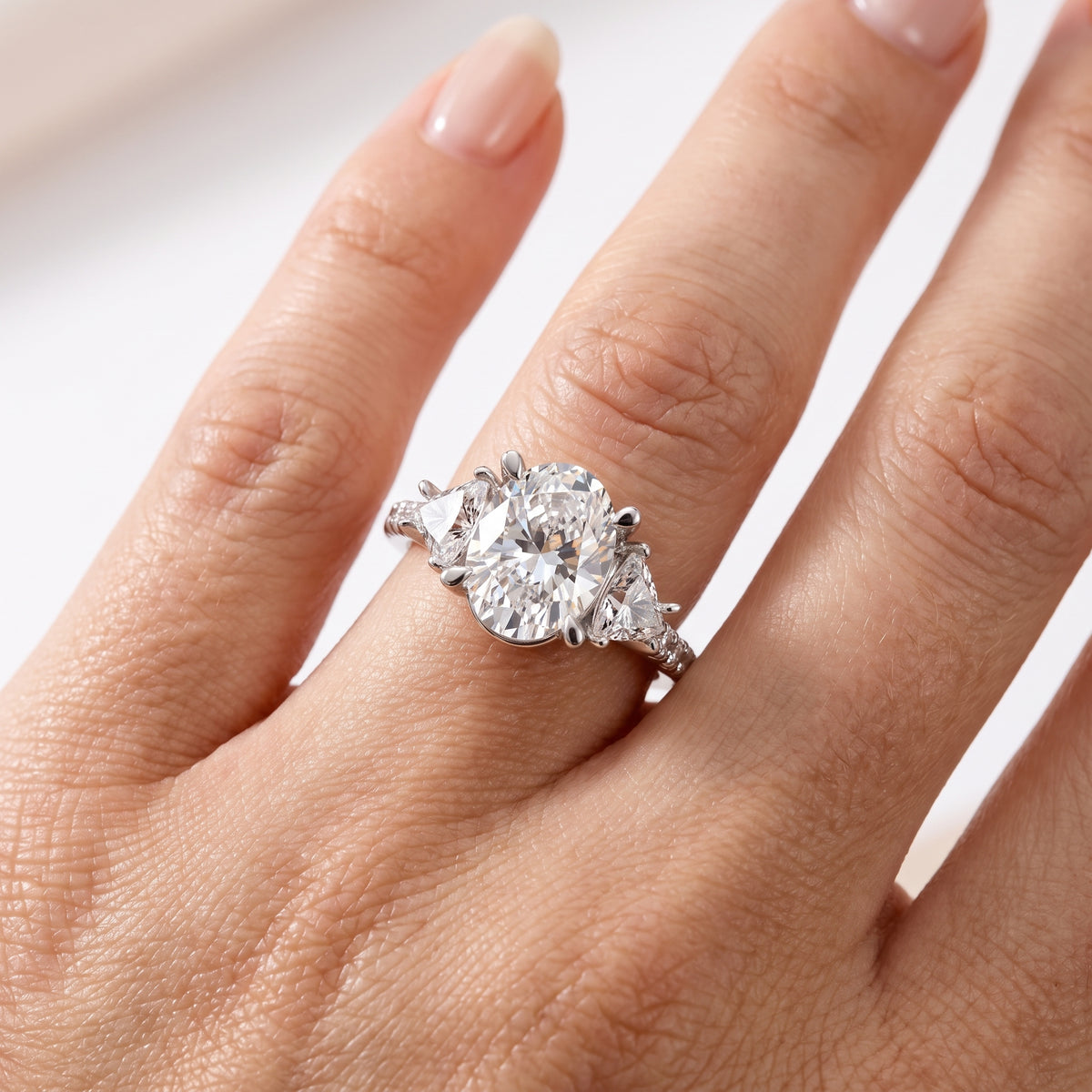 _lifestyle_image@SKU:R6002-LADO02000004W #metal_10k-white-gold+origin_lab-grown+diamond-quality_g-si+