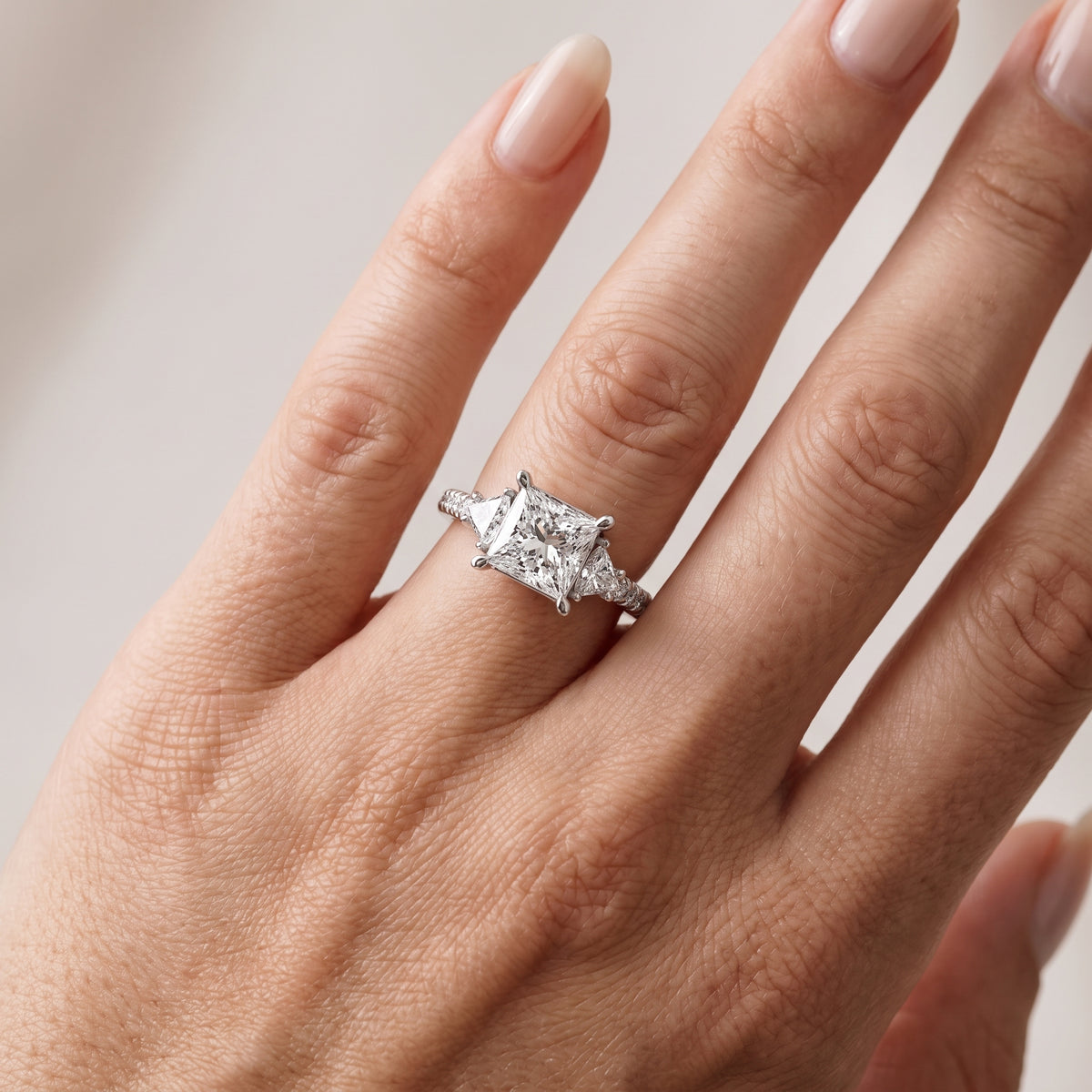 _lifestyle_image@SKU:R6002-LADP02000004W #metal_10k-white-gold+origin_lab-grown+diamond-quality_g-si+