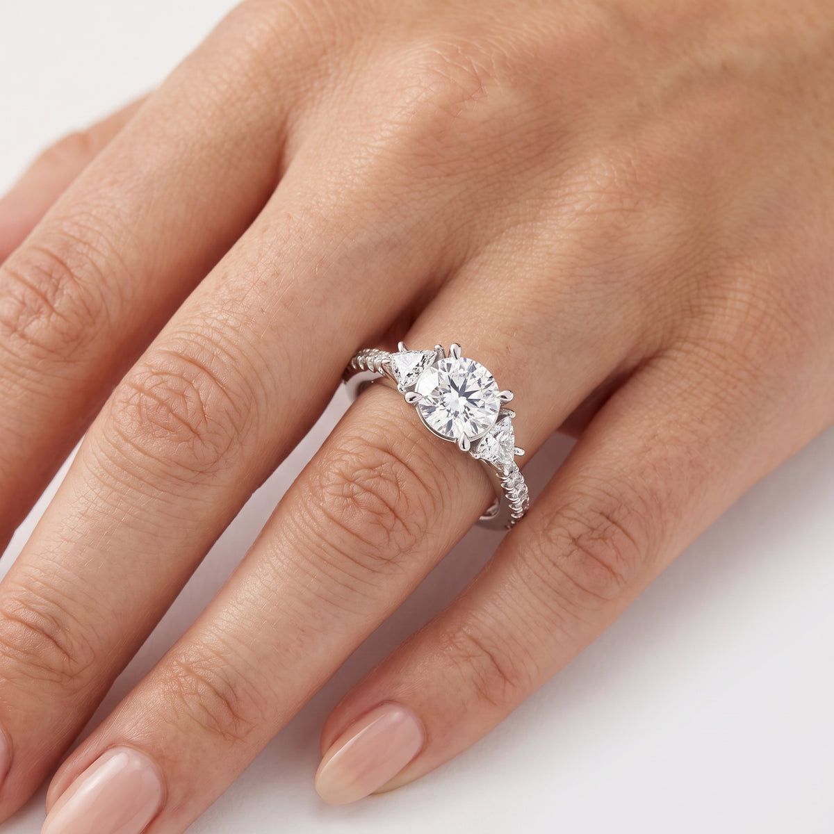 _lifestyle_image@SKU:R6002-LADR01000004W #metal_10k-white-gold+origin_lab-grown+diamond-quality_g-si+