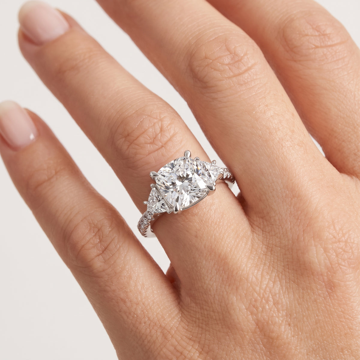 _lifestyle_image@SKU:R6002-NADC02000004W #metal_14k-white-gold+origin_lab-grown+diamond-quality_ef-vs2++