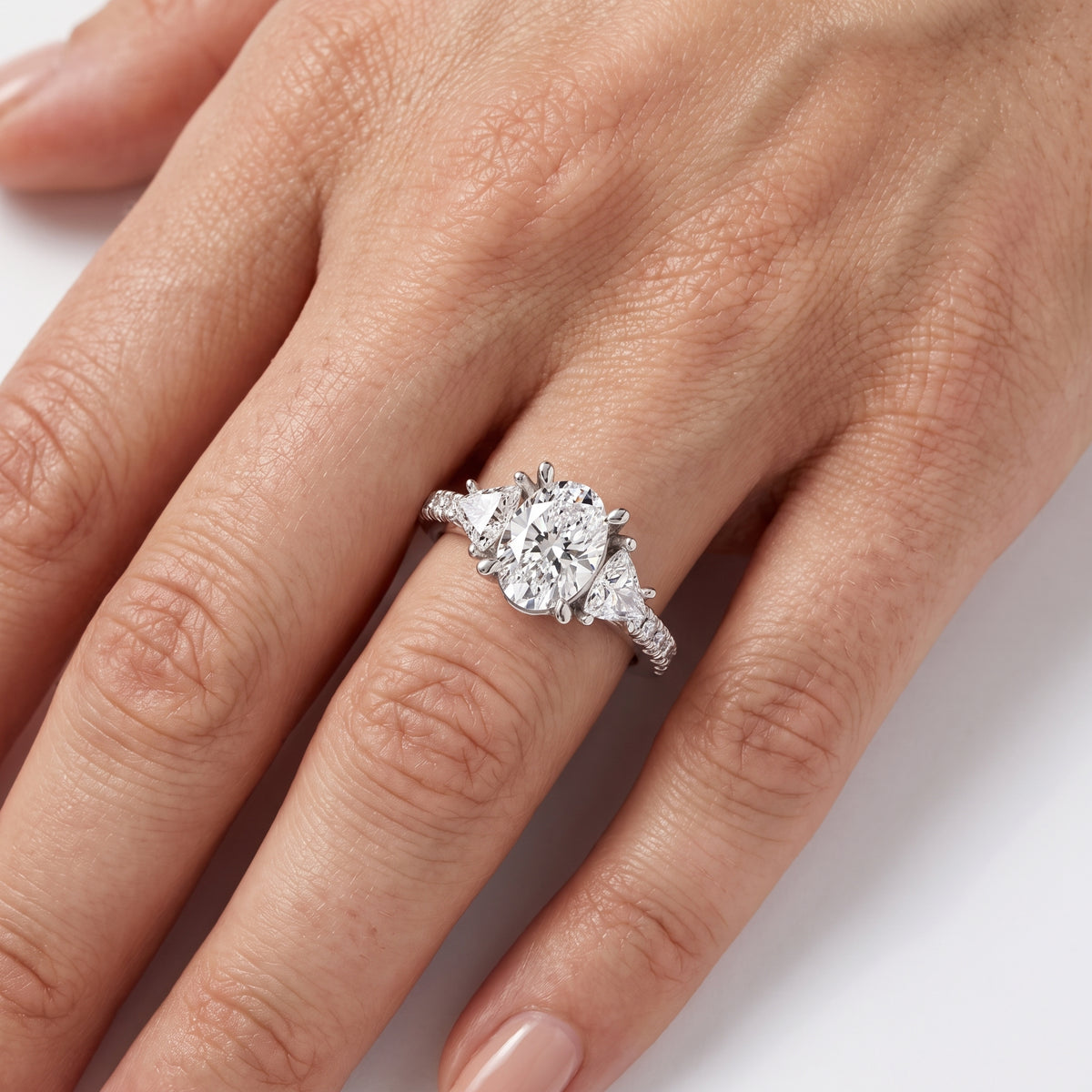 _lifestyle_image@SKU:R6002-NADO0100000PL #metal_platinum+origin_lab-grown+diamond-quality_ef-vs2++