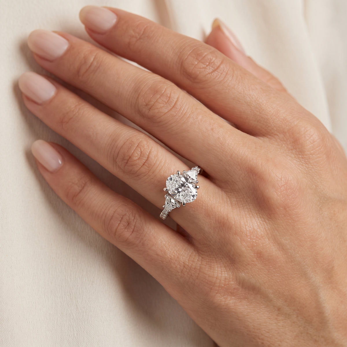 _lifestyle_image@SKU:R6002-NADO02000004W #metal_14k-white-gold+origin_lab-grown+diamond-quality_ef-vs2++