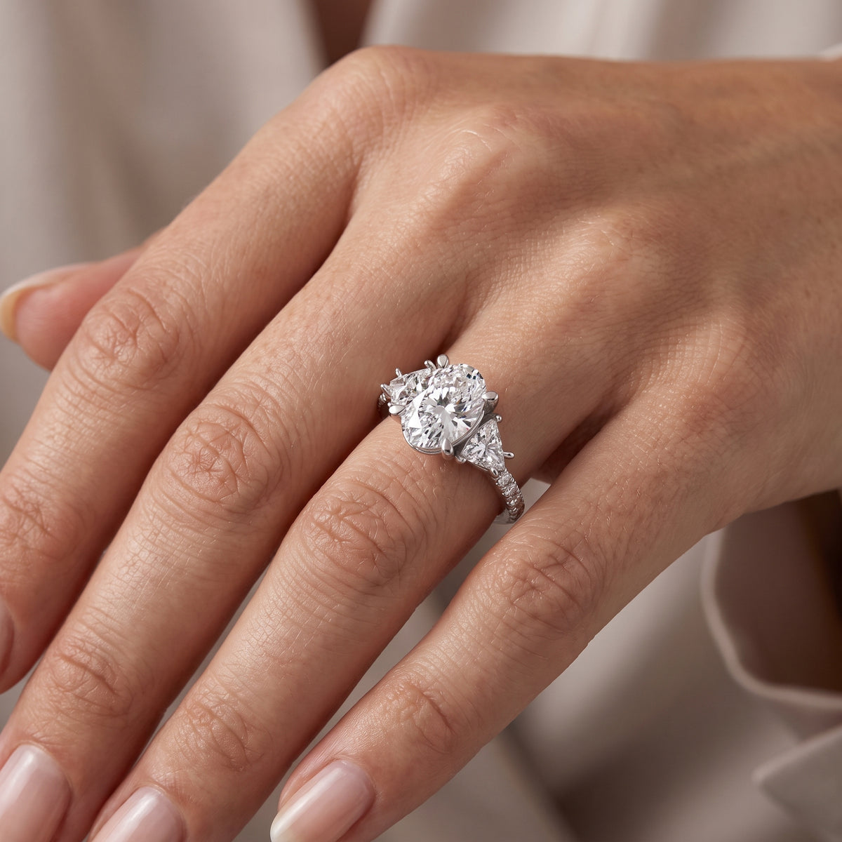_lifestyle_image@SKU:R6002-NADO0200000PL #metal_platinum+origin_lab-grown+diamond-quality_ef-vs2++