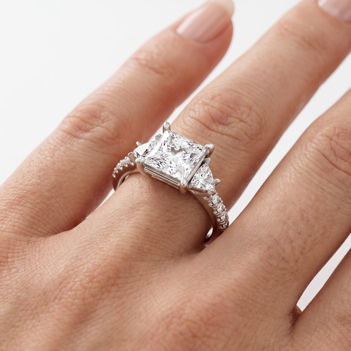 _lifestyle_image@SKU:R6002-NADP02000004W #metal_14k-white-gold+origin_lab-grown+diamond-quality_ef-vs2++