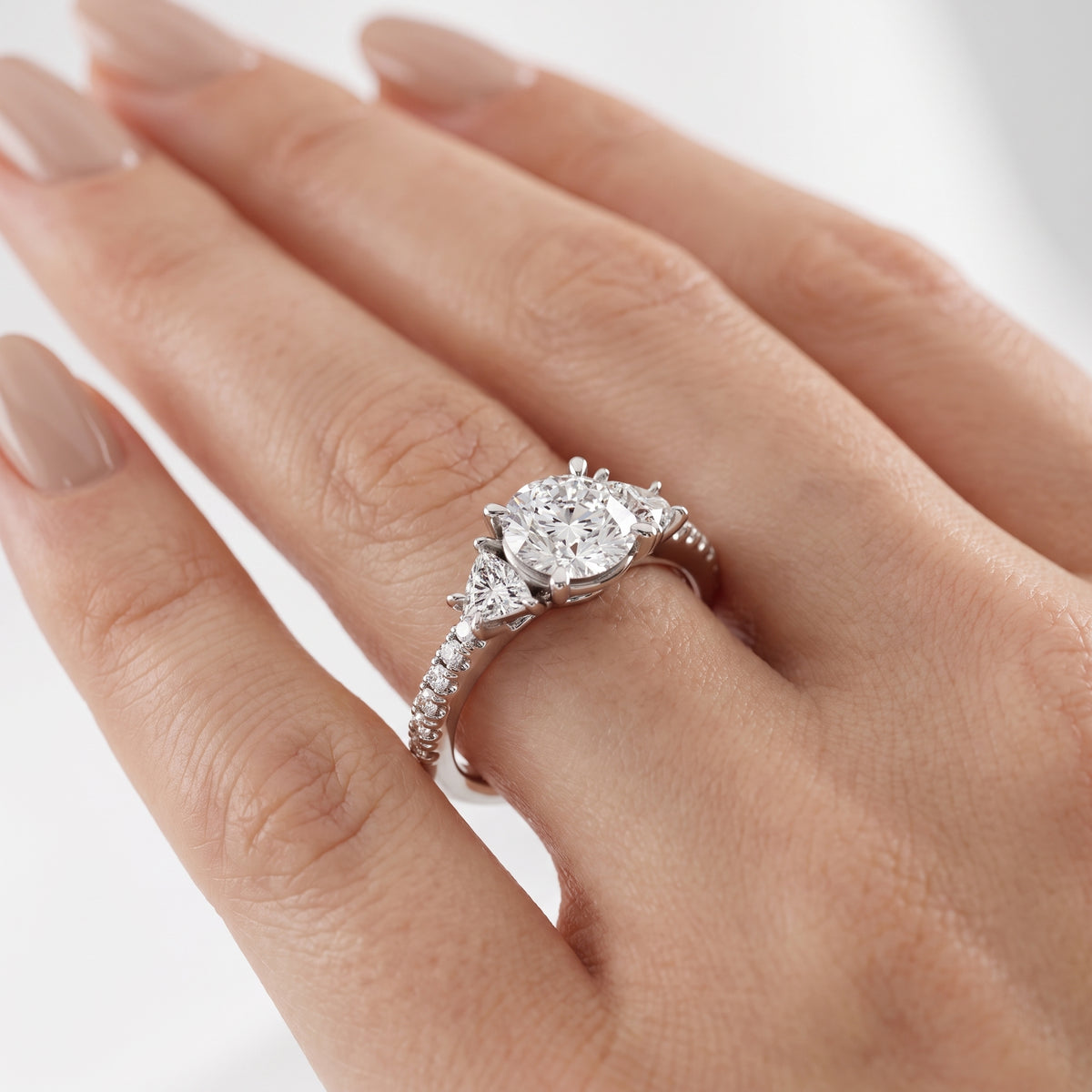 _lifestyle_image@SKU:R6002-NADR01000004W #metal_14k-white-gold+origin_lab-grown+diamond-quality_ef-vs2++