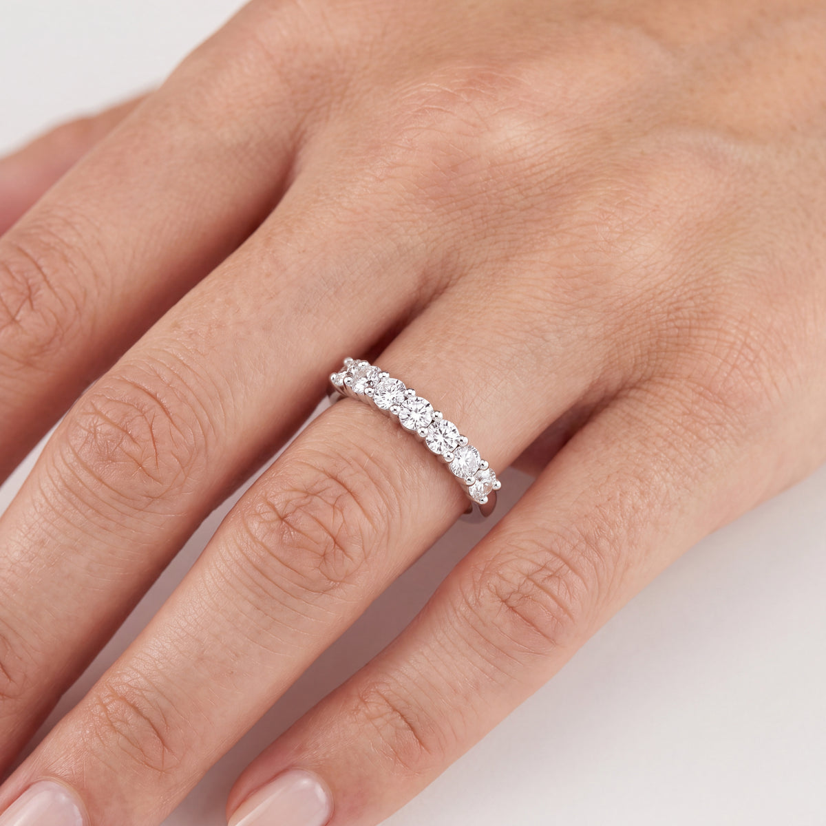 _lifestyle_image@SKU:R6106-LADR00700004W #metal_10k-white-gold+origin_lab-grown+quality_g-si