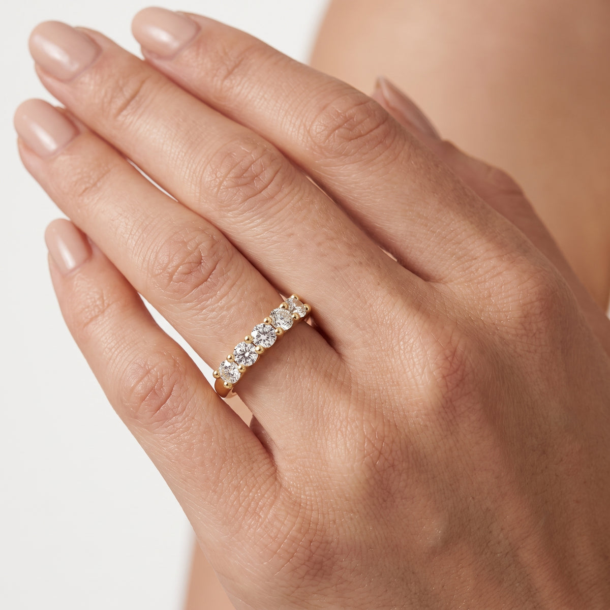 _lifestyle_image@SKU:R6106-LADR00700004Y #metal_10k-yellow-gold+origin_lab-grown+quality_g-si