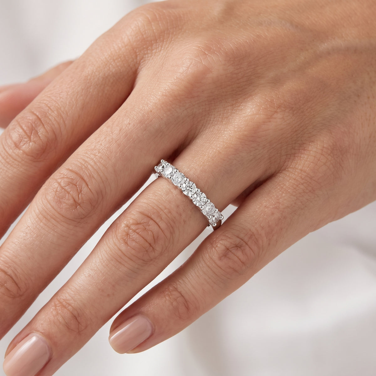 _lifestyle_image@SKU:R6106-LADR0070000DW #metal_silver+origin_lab-grown+quality_g-si