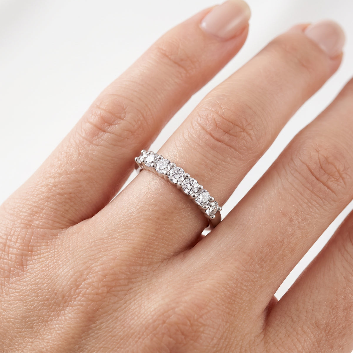 _lifestyle_image@SKU:R6106-NADR00700004W #metal_14k-white-gold+origin_lab-grown+quality_ef-vs2+