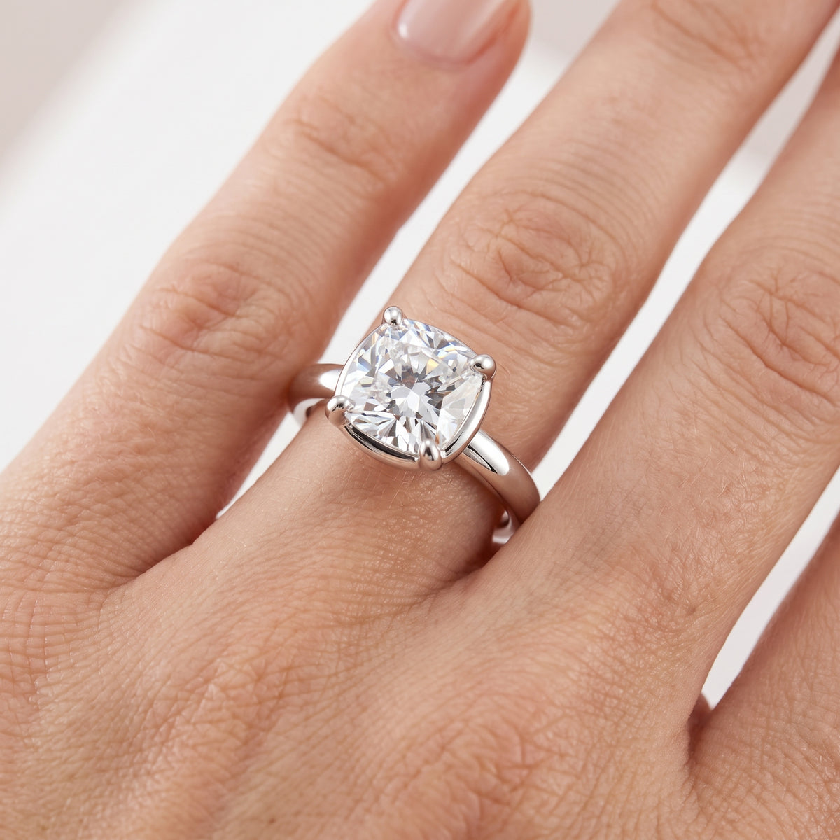 _lifestyle_image@SKU:R6203-LADC04000005W #metal_10k-white-gold+origin_lab-grown+quality_g-si
