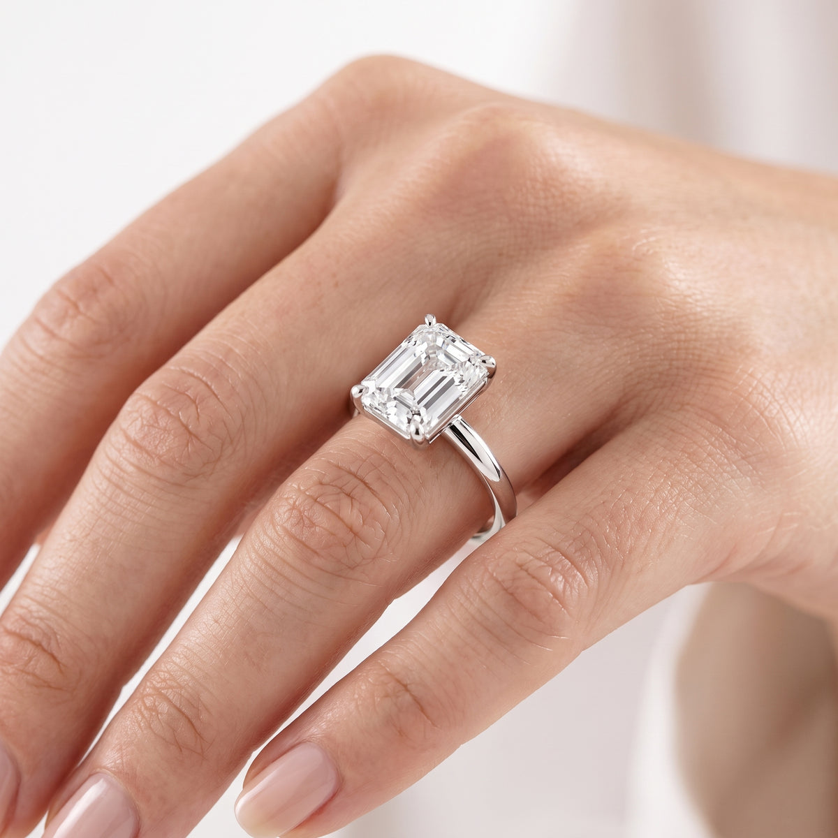 _lifestyle_image@SKU:R6203-LADE04000005W #metal_10k-white-gold+origin_lab-grown+quality_g-si